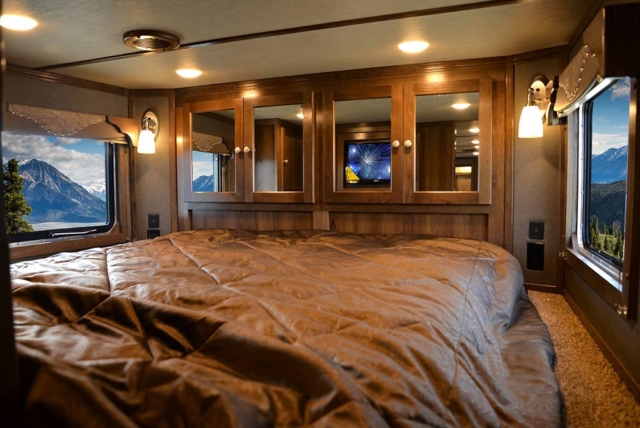 Bed in Gooseneck in SLE8X18SBBSRB Laramie Edition Livestock Trailer | SMC Trailers