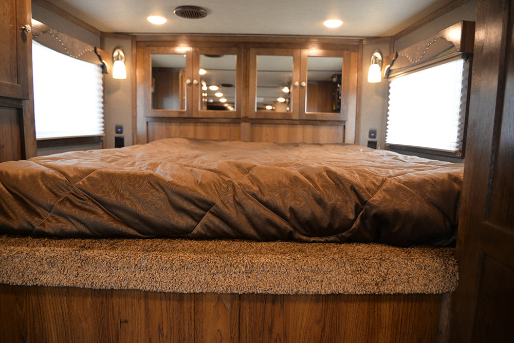Bed in Gooseneck in SLE8X15SRK Laramie Edition Livestock Trailer | SMC Trailers